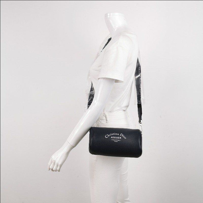 FENDI Karlito 黑色牛皮鉚釘手拿包 銀色五金-1