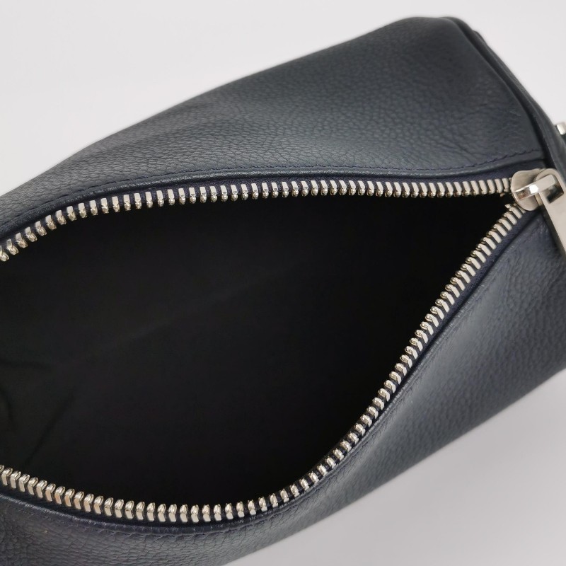 FENDI Karlito 黑色牛皮鉚釘手拿包 銀色五金-6