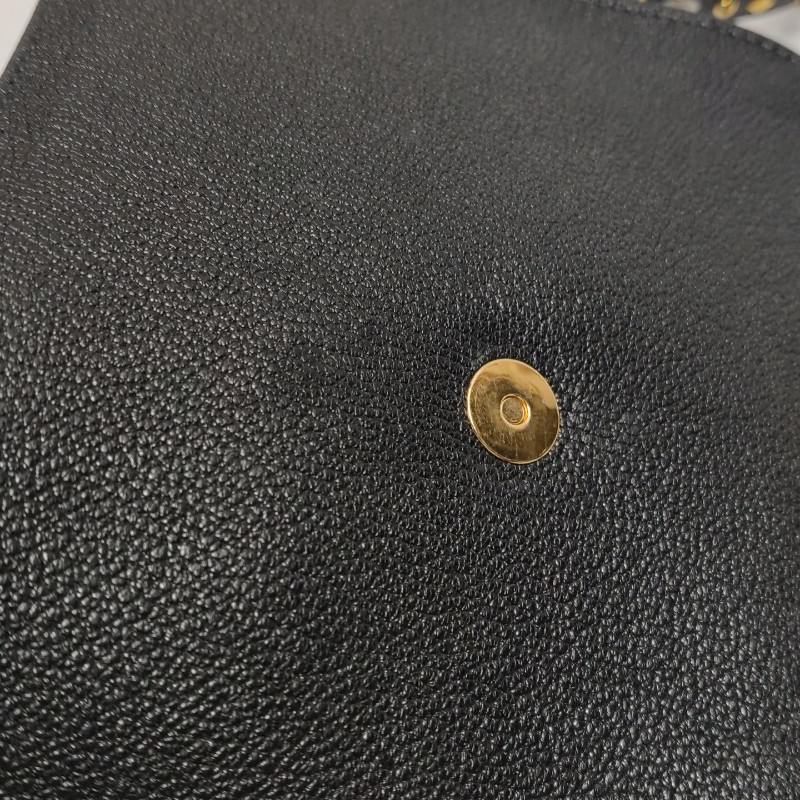 Miu Miu 羊皮翻蓋包斜背包-11