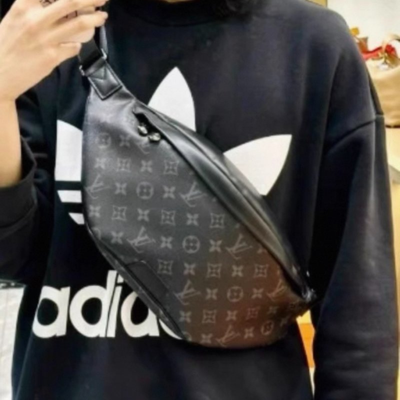 LV Discovery黑老花胸包腰包 芯片款 44x15x9 98新配件塵袋-0