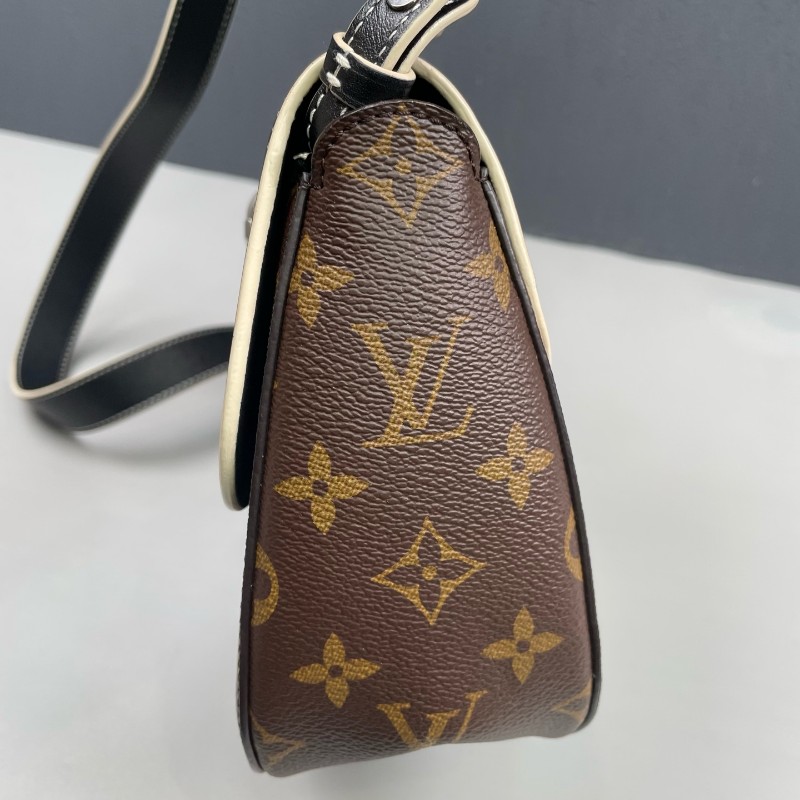 LV路易威登 老花拼黑色chain it鎖頭郵差包-11