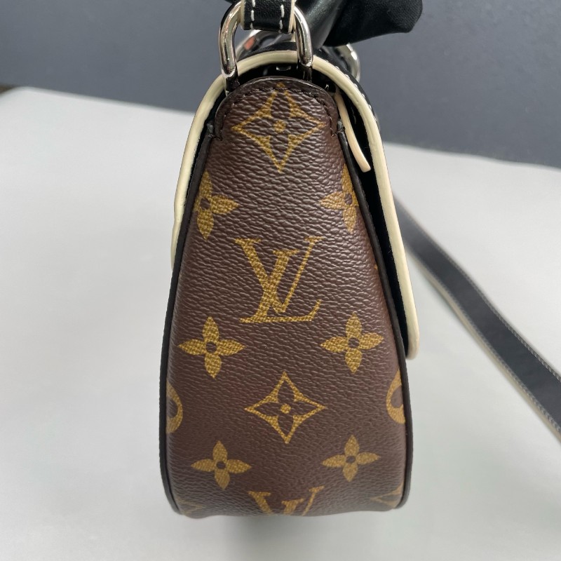 LV路易威登 老花拼黑色chain it鎖頭郵差包-12