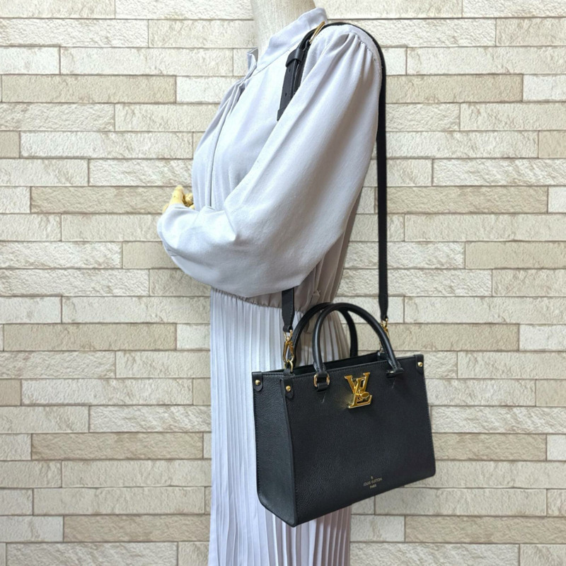 Louis Vuitton Lock & Go 肩背包,粒面小牛皮材質,M22311,黑色,女款。-1