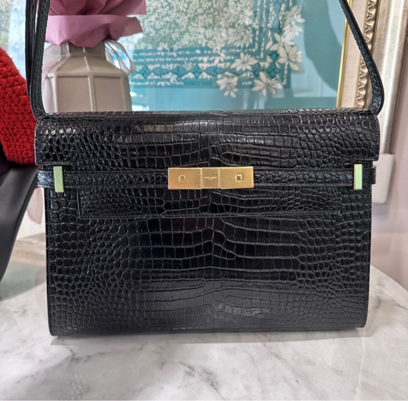 YSL黑牛皮壓鱷魚紋曼哈頓金釦肩背包-0