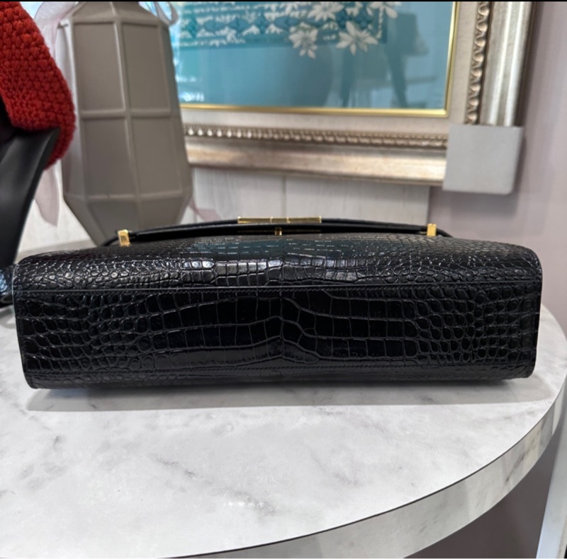 YSL黑牛皮壓鱷魚紋曼哈頓金釦肩背包-3