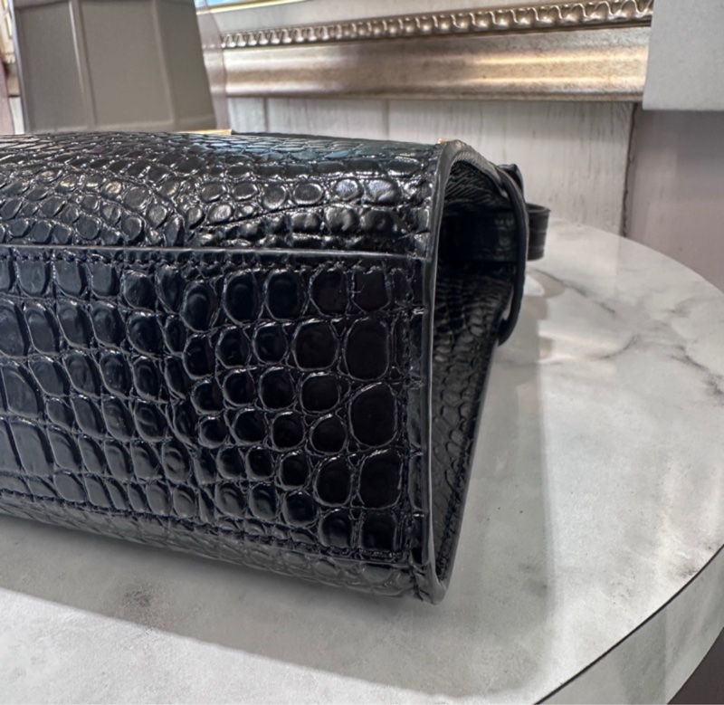 YSL黑牛皮壓鱷魚紋曼哈頓金釦肩背包-4