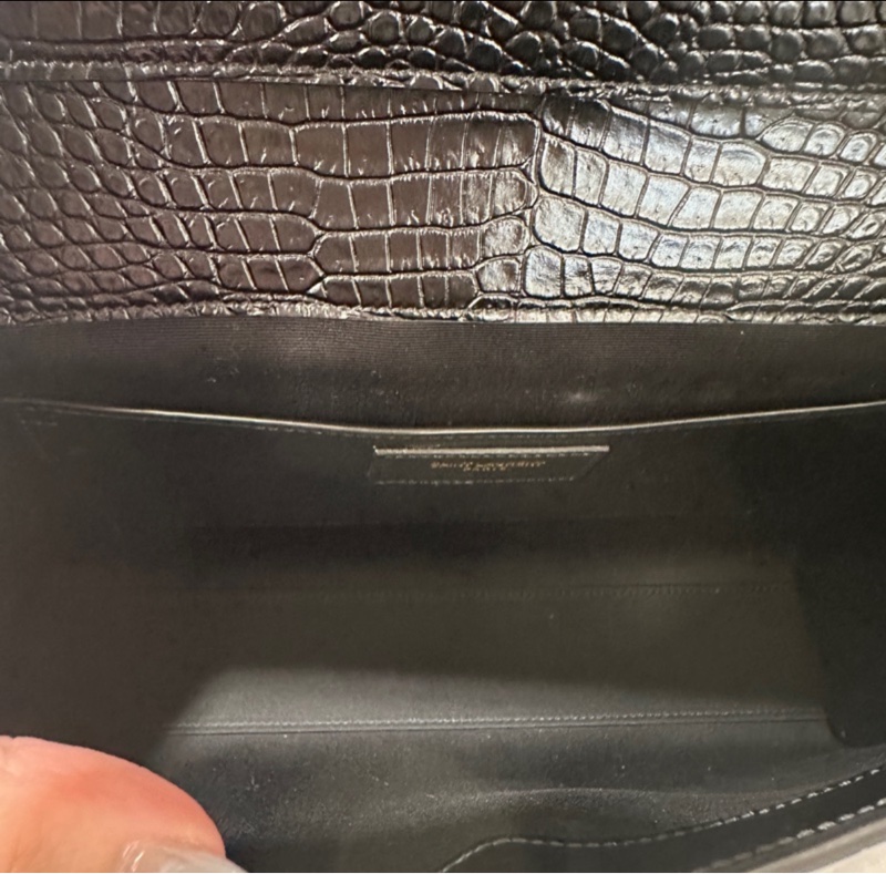 YSL黑牛皮壓鱷魚紋曼哈頓金釦肩背包-6