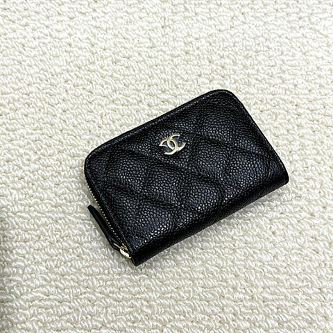 CHANEL - 黑色荔枝皮金釦拉鍊零錢卡包