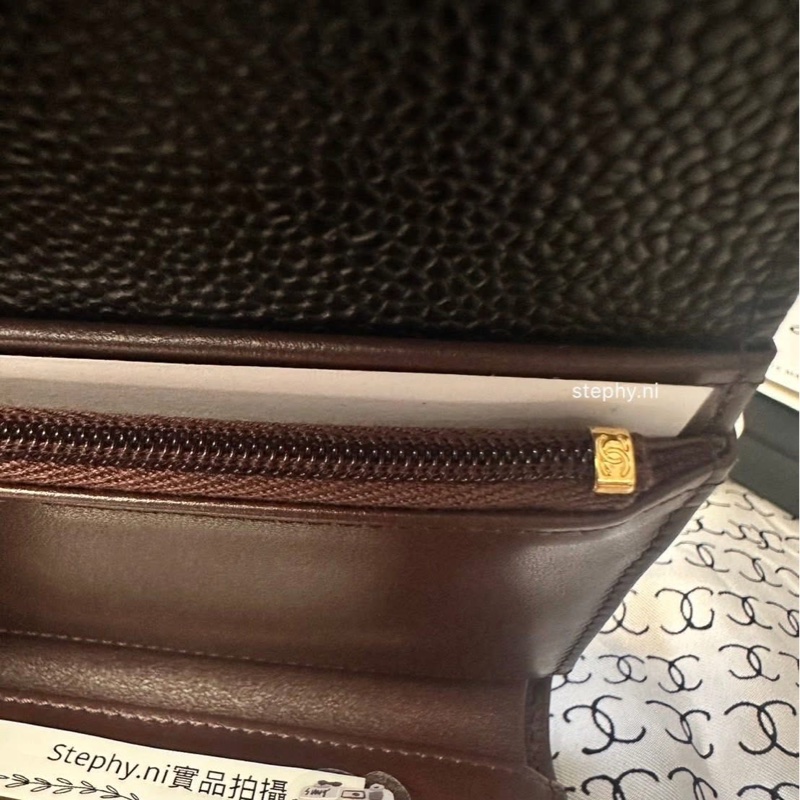 拍拍最甜_全新全配🌟香奈兒經典荔枝牛皮中夾 黑x金-17