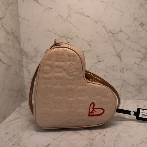 LV SAC CUR FALL INLOVE羊皮老花壓紋愛心包包晶片