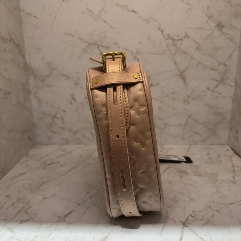 LV SAC CUR FALL INLOVE羊皮老花壓紋愛心包包晶片-1