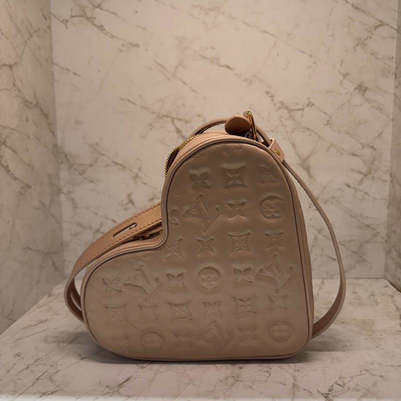 LV SAC CUR FALL INLOVE羊皮老花壓紋愛心包包晶片-2