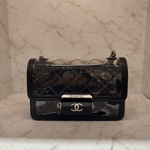 CHANEL黑色PVC壓克力釦練包/24