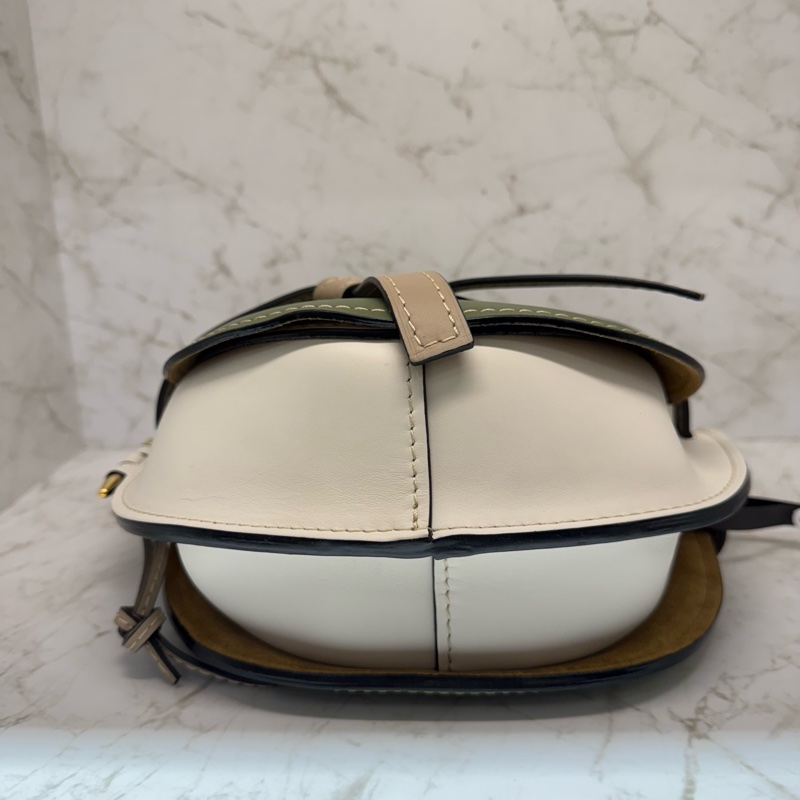 LOEWE GETE卡其拼白綠側背馬鞍包-4