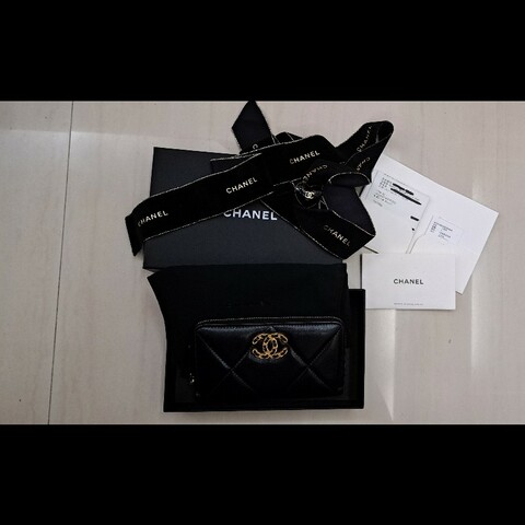 Chanel  19 熱門黑金拉鍊中夾 晶片款