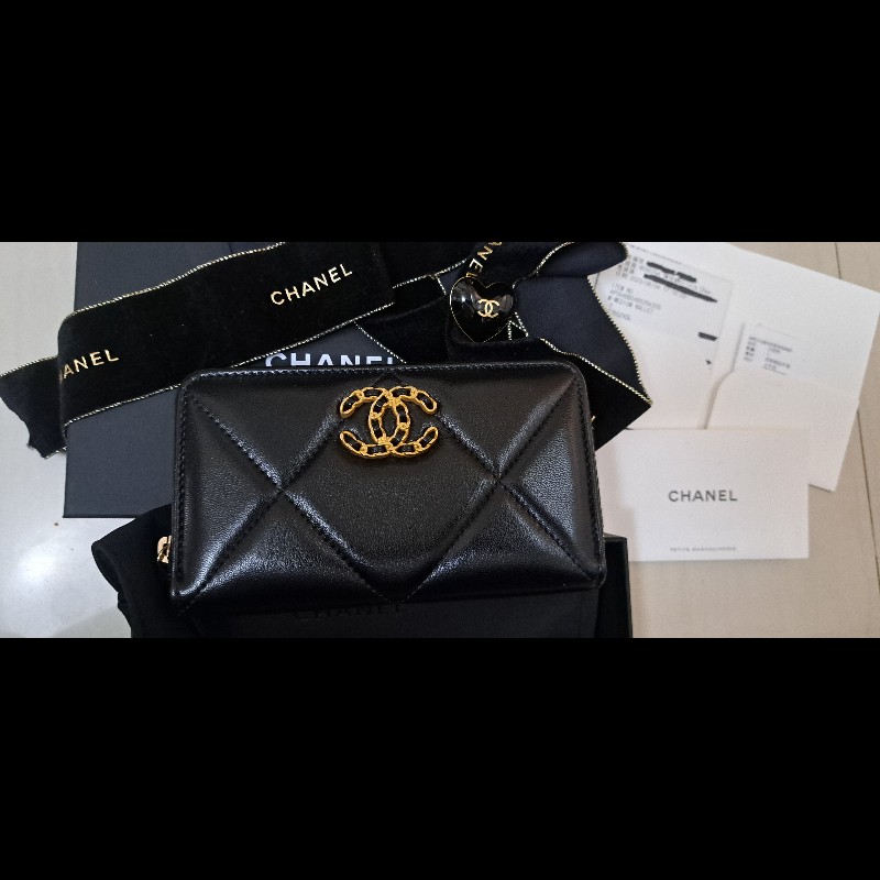 Chanel  19 熱門黑金拉鍊中夾 晶片款 贈Chanel化妝品禮盒-0