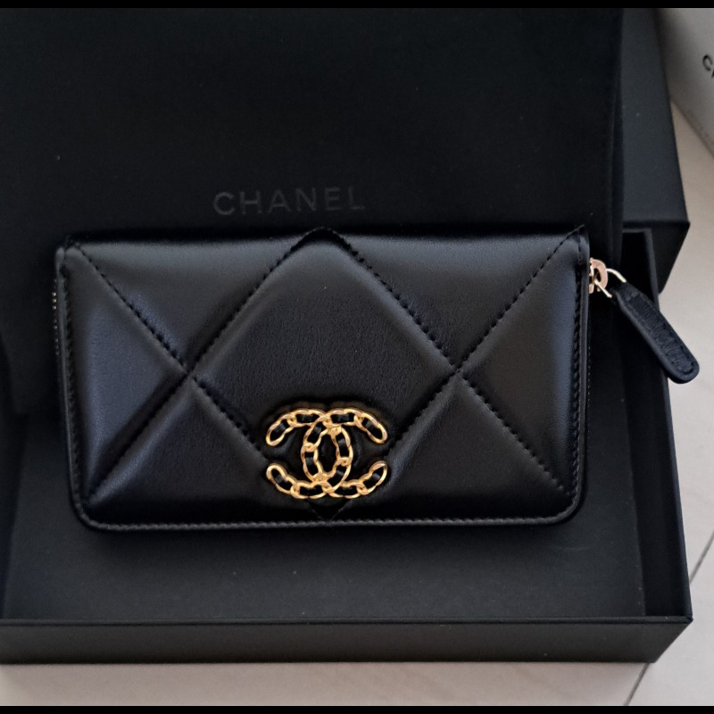 Chanel 19 熱門黑金拉鍊中夾 晶片款 黑色愛心釦包裝-1