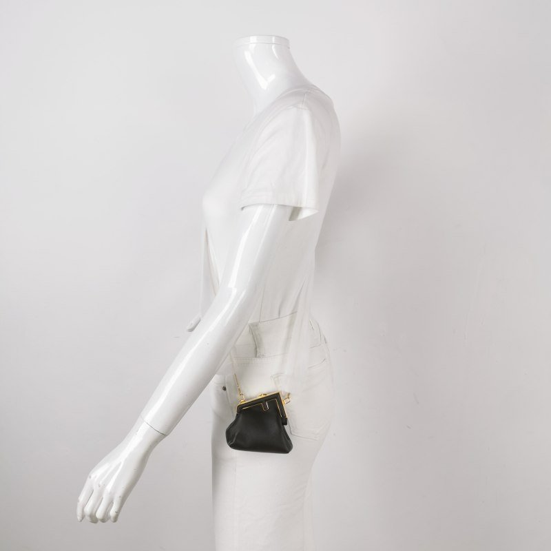 Fendi FirstNano羊皮純色大F金屬搭扣斜挎包-1