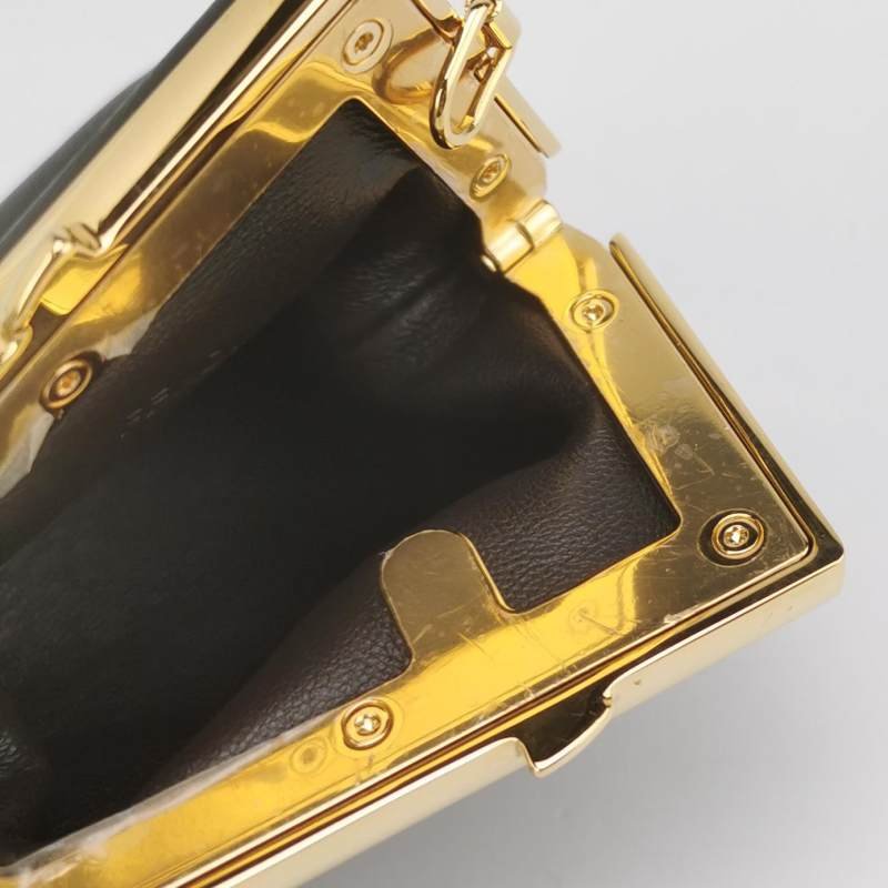 Fendi FirstNano羊皮純色大F金屬搭扣斜挎包-6