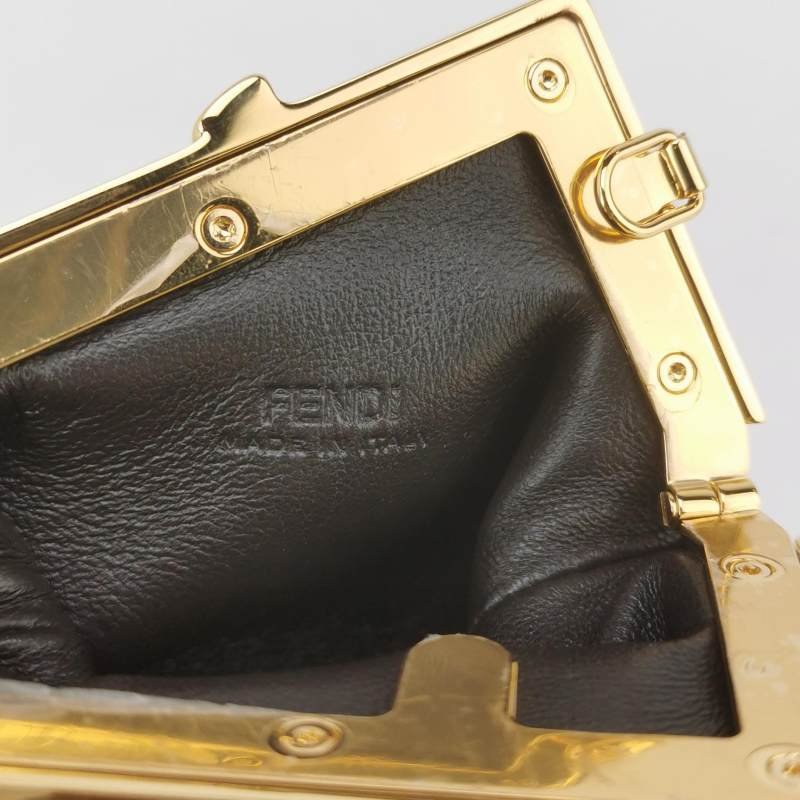 Fendi FirstNano羊皮純色大F金屬搭扣斜挎包-7