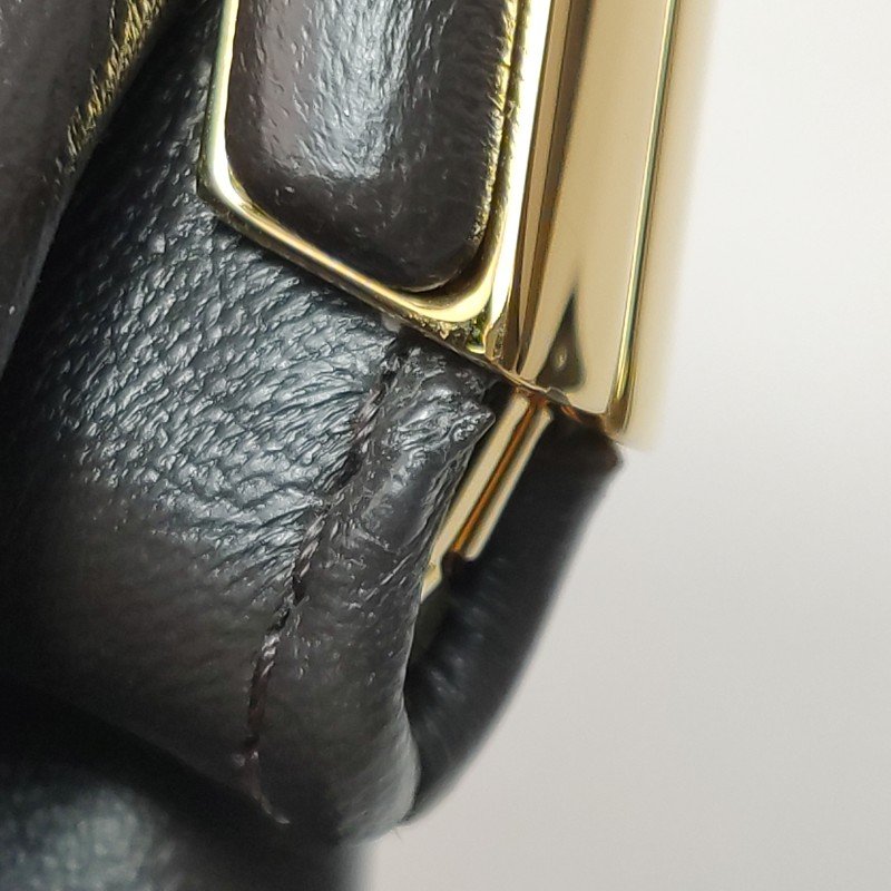 Fendi FirstNano羊皮純色大F金屬搭扣斜挎包-14