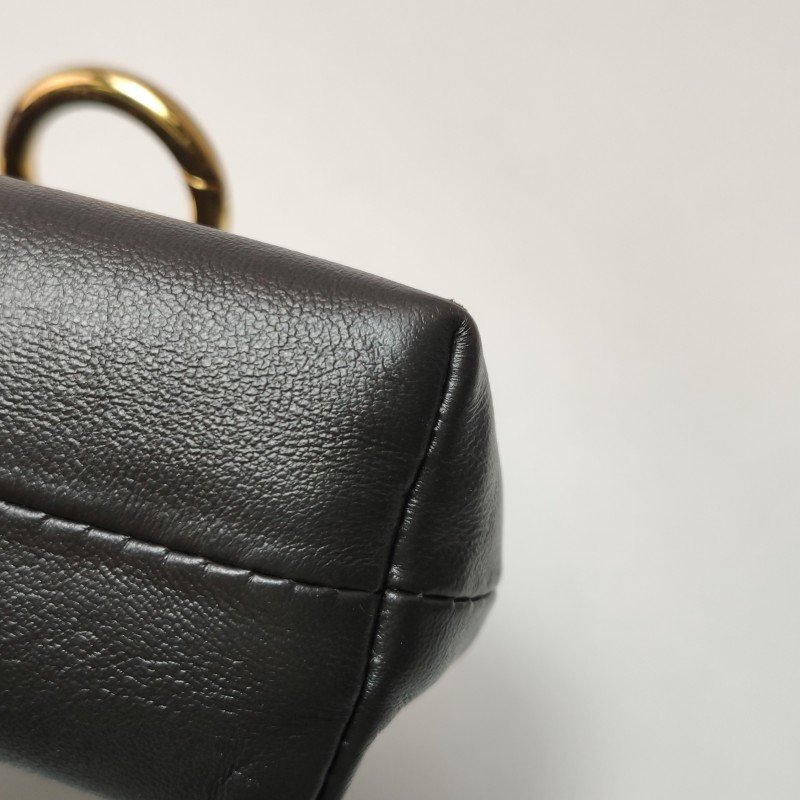 Fendi FirstNano羊皮純色大F金屬搭扣斜挎包-18