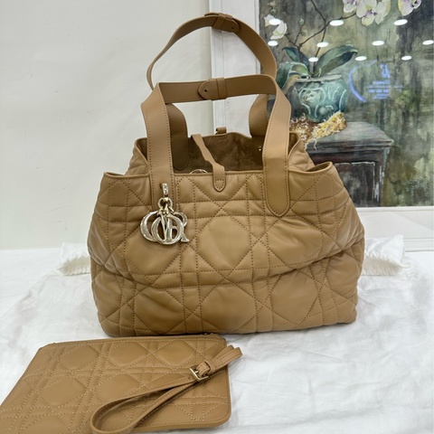 Dior/迪奧 Toujours 中型托特包，奶茶色菱格紋，經典菱格壓紋設計， 金色五金扣 23年標 尺寸30x20x19cm，空間大容量，適合日常通勤