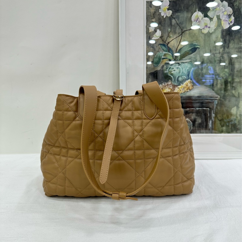 Dior/迪奧 Toujours 中型托特包,奶茶色菱格紋,經典菱格壓紋設計, 金色五金扣 23年標 尺寸30x20x19cm,空間大容量,適合日常通勤-3