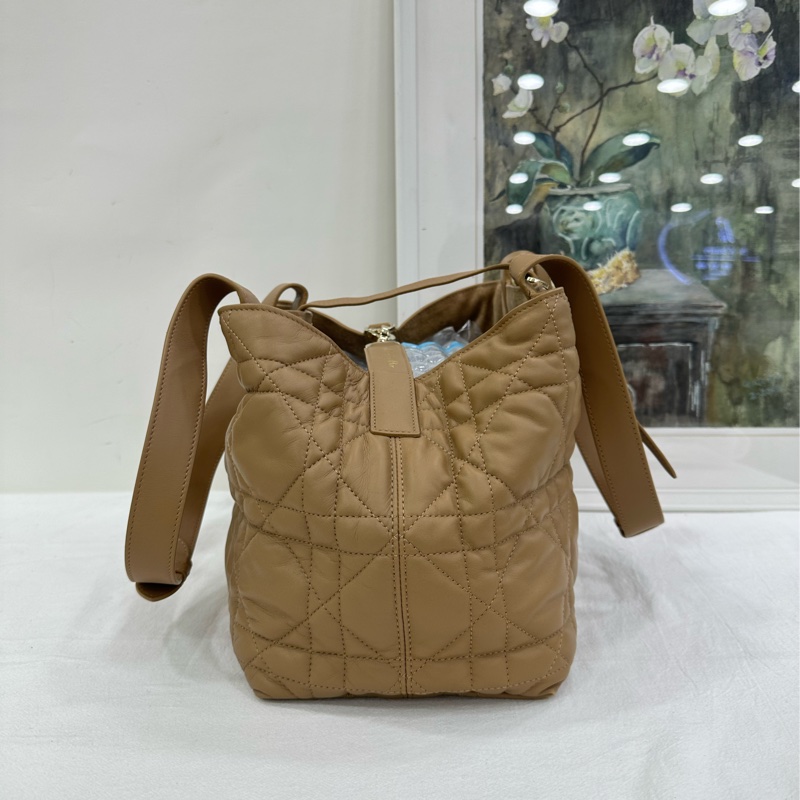 Dior/迪奧 Toujours 中型托特包,奶茶色菱格紋,經典菱格壓紋設計, 金色五金扣 23年標 尺寸30x20x19cm,空間大容量,適合日常通勤-4