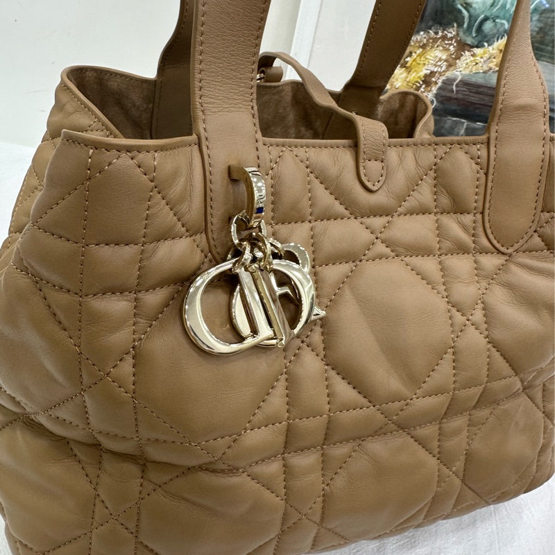 Dior/迪奧 Toujours 中型托特包,奶茶色菱格紋,經典菱格壓紋設計, 金色五金扣 23年標 尺寸30x20x19cm,空間大容量,適合日常通勤-6