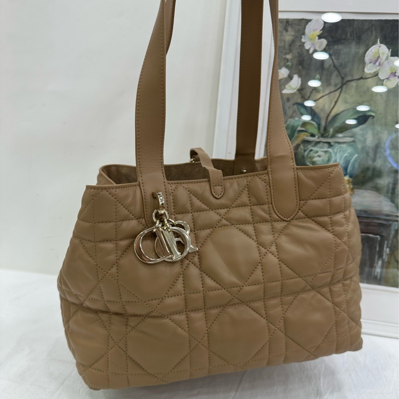 Dior/迪奧 Toujours 中型托特包,奶茶色菱格紋,經典菱格壓紋設計, 金色五金扣 23年標 尺寸30x20x19cm,空間大容量,適合日常通勤-7