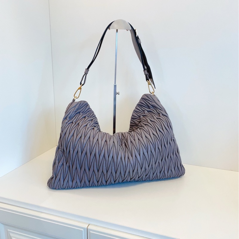 【97新🆕】MiuMiu 灰金皺摺全皮機場包 單肩包-1