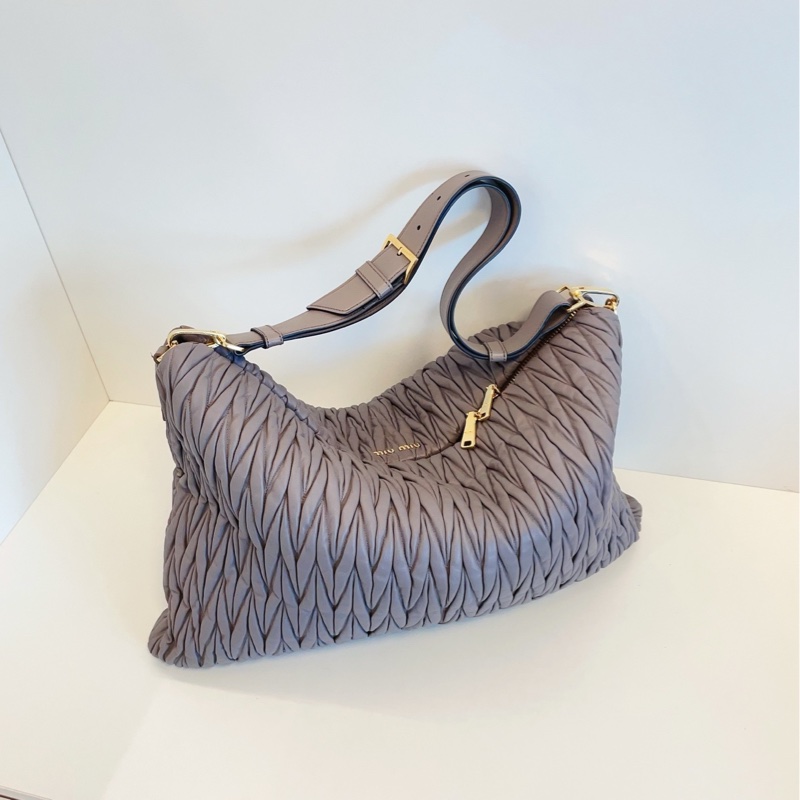 【97新🆕】MiuMiu 灰金皺摺全皮機場包 單肩包-4