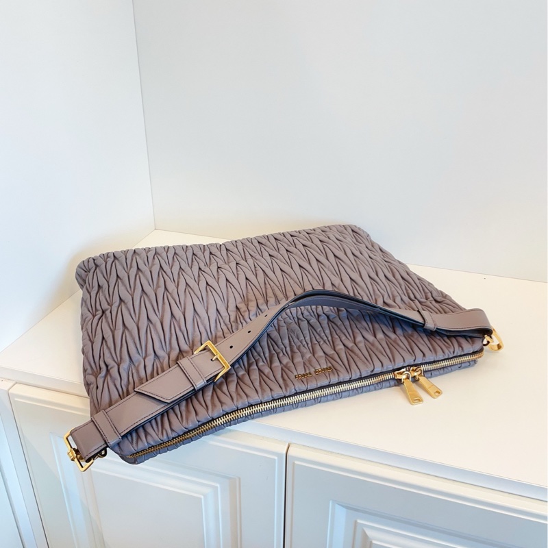 【97新🆕】MiuMiu 灰金皺摺全皮機場包 單肩包-5