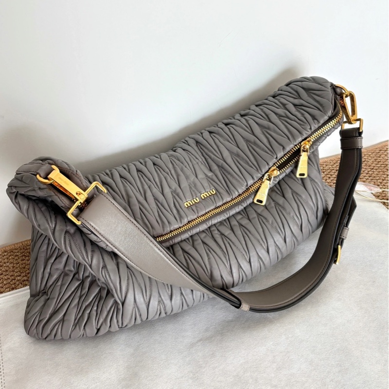【97新🆕】MiuMiu 灰金皺摺全皮機場包 單肩包-9