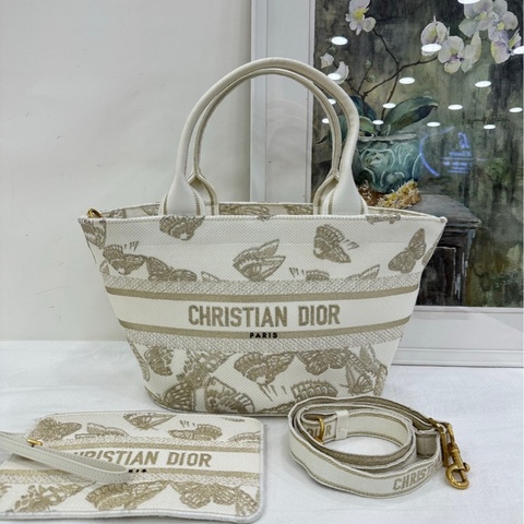 Dior/Dior 白金蝴蝶刺繡菜籃托特包 白色帆布 金色蝴蝶刺繡 23年編碼 尺寸24*11*20cm 可拆卸肩帶