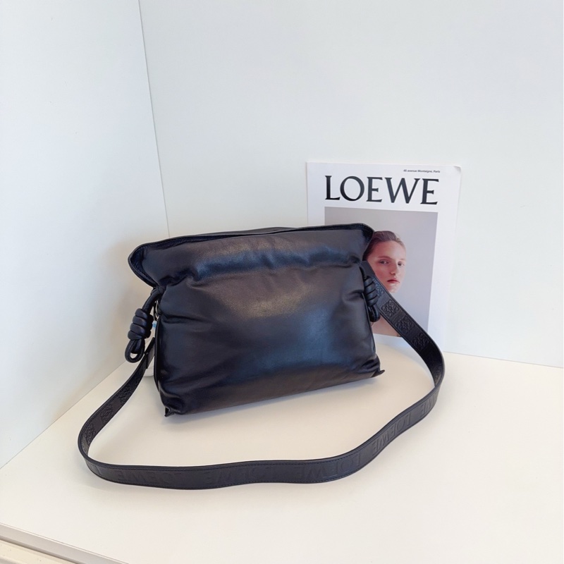 【99新】Loewe 新款 Flamenco 黑銀 泡芙全皮福袋 寬肩帶 斜挎包 單肩包-0