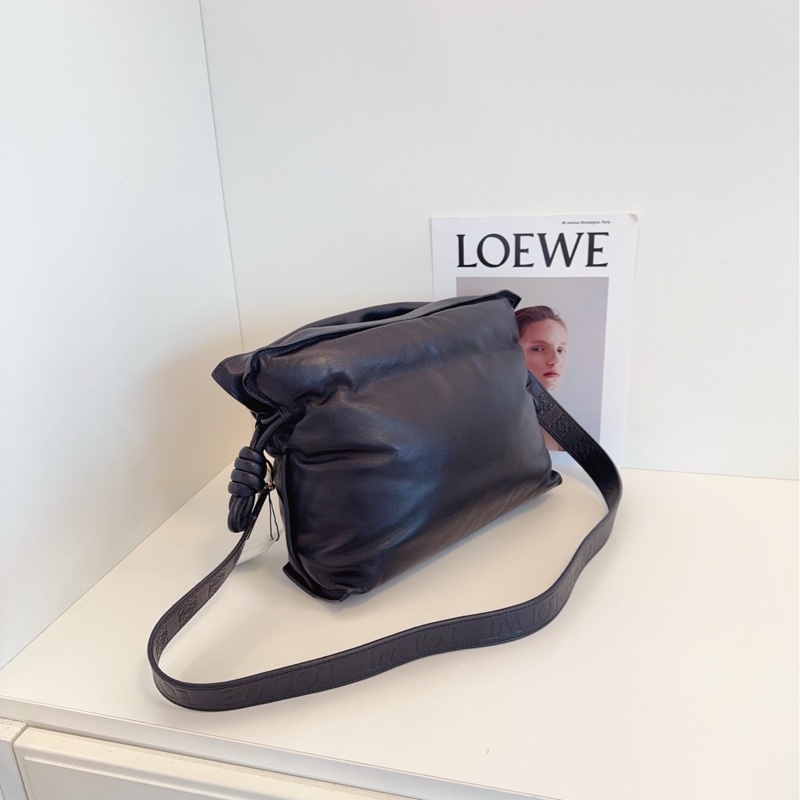 【99新】Loewe 新款 Flamenco 黑銀 泡芙全皮福袋 寬肩帶 斜挎包 單肩包-1