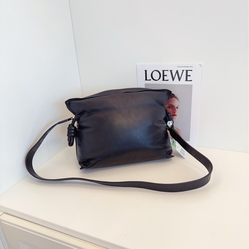 【99新】Loewe 新款 Flamenco 黑銀 泡芙全皮福袋 寬肩帶 斜挎包 單肩包-2