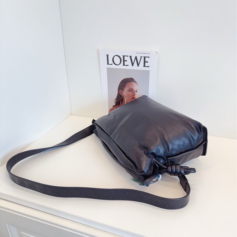 【99新】Loewe 新款 Flamenco 黑銀 泡芙全皮福袋 寬肩帶 斜挎包 單肩包-4
