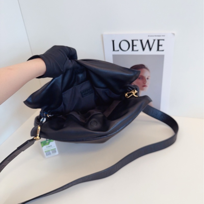 【99新】Loewe 新款 Flamenco 黑銀 泡芙全皮福袋 寬肩帶 斜挎包 單肩包-7