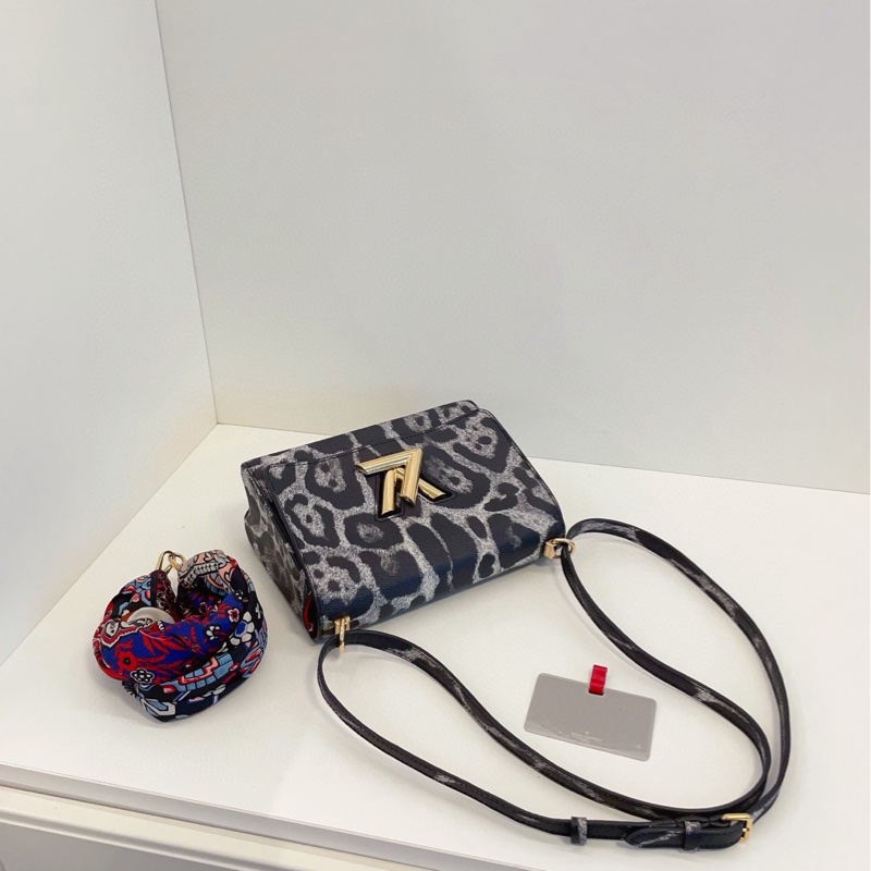 【97新🆕】LV 限量秀款 Twist 豹紋水波紋單肩包-3