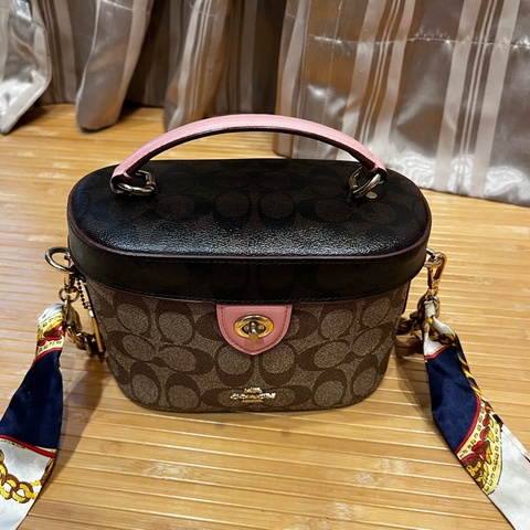 粉色Coach化妝包