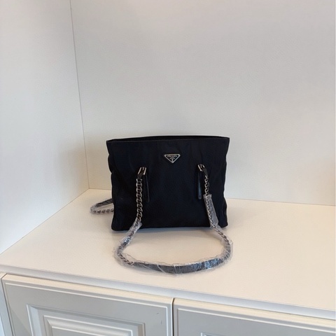 【97新🆕】Prada 黑銀降落傘帆布 豬鼻子長鏈條tote斜挎包 單肩包