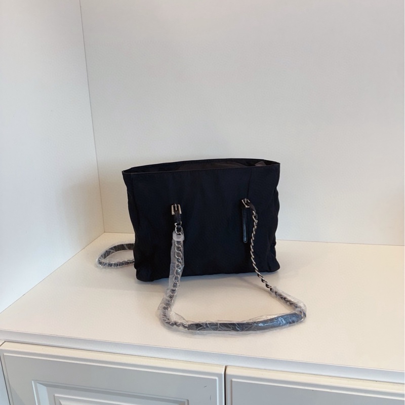 【97新🆕】Prada 黑銀降落傘帆布 豬鼻子長鏈條tote斜挎包 單肩包-2
