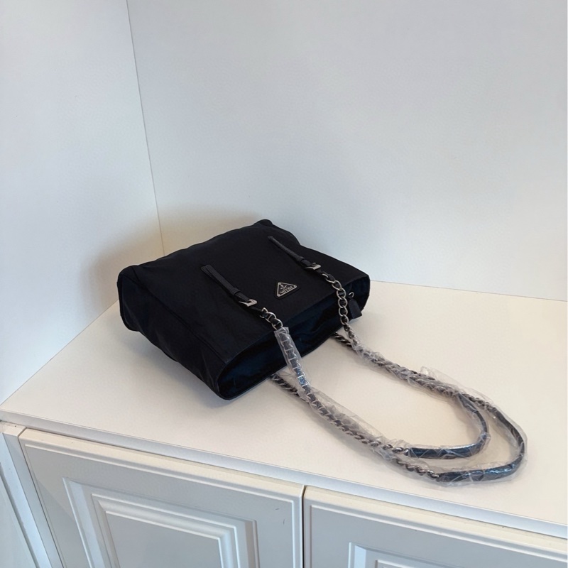【97新🆕】Prada 黑銀降落傘帆布 豬鼻子長鏈條tote斜挎包 單肩包-3