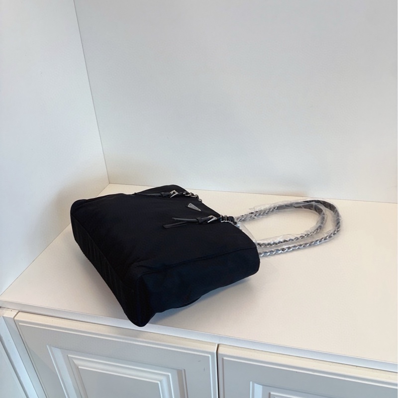 【97新🆕】Prada 黑銀降落傘帆布 豬鼻子長鏈條tote斜挎包 單肩包-5