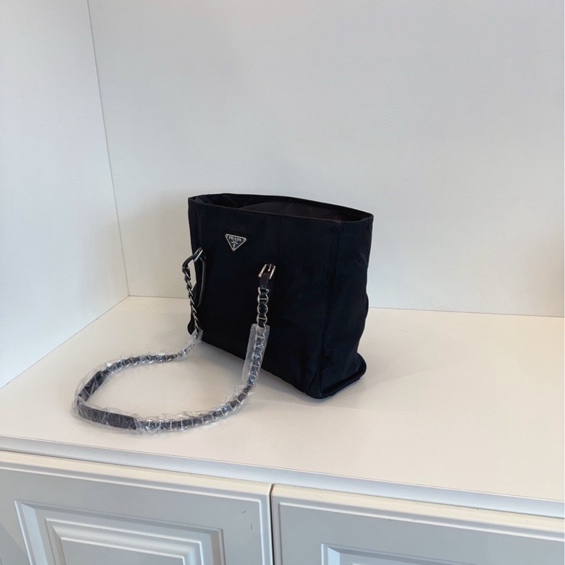 【97新🆕】Prada 黑銀降落傘帆布 豬鼻子長鏈條tote斜挎包 單肩包-6