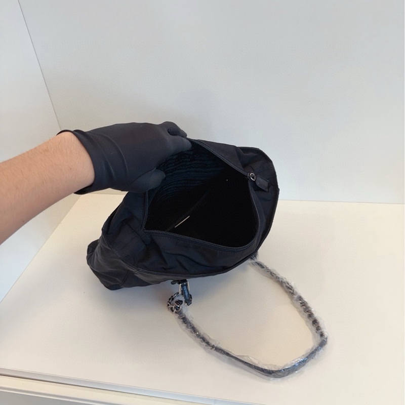 【97新🆕】Prada 黑銀降落傘帆布 豬鼻子長鏈條tote斜挎包 單肩包-7