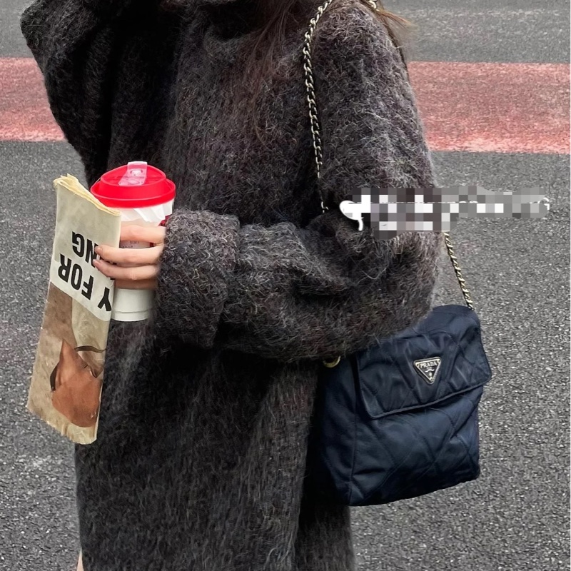 Prada 三角牌黑銀鏈條包 （有保卡）-1